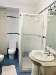 uma casa de banho com um lavatório, um WC e um chuveiro em TODIMER TORRECOSTA em Torrenueva