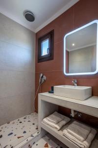 een badkamer met een wastafel en een spiegel bij Lucid Dream Apt. |Bozinis in Psakoudia
