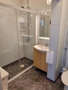 La salle de bains est pourvue d'une douche, d'un lavabo et de toilettes. dans l'établissement Stay Apartment Hotel, à Karlskrona