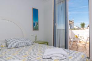 ポルトコロムにあるCasa Acogedoraのベッドルーム1室(ベッド1台付)が備わります。バルコニーの景色を望めます。