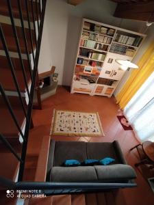 - un salon avec un canapé et une étagère à livres dans l'établissement Casa Pina, à Malmantile
