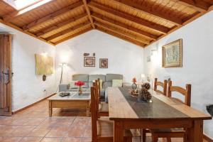 a kitchen and dining room with a table and chairs at El Lagar in Icod de los Vinos