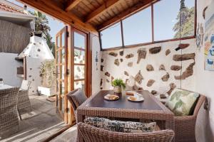 Habitación con mesa y sillas en el patio en El Lagar, en Icod de los Vinos
