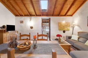 una sala de estar con una mesa y un sofá en El Lagar, en Icod de los Vinos