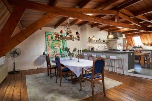 kuchnia i jadalnia ze stołem i krzesłami w obiekcie Huis met de Leeuwenkoppen w mieście Dieren