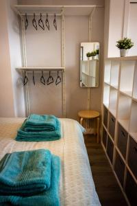 Una habitación con una cama con dos toallas. en Modern bright studio apartment in south Glasgow en Glasgow