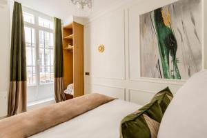 Krevet ili kreveti u jedinici u objektu Luxury 3 bedroom and 3 bathroom -Louvre Marais
