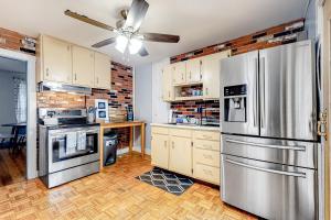 A kitchen or kitchenette at Spruce Creek Grove