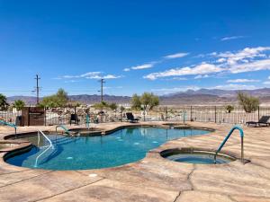 ein Schwimmbad in der Mitte eines Parks in der Unterkunft Death Valley Hot Springs in Tecopa