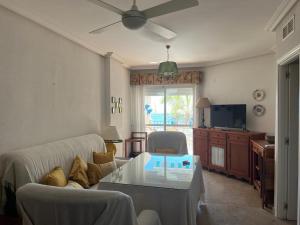 Televízia a/alebo spoločenská miestnosť v ubytovaní Lyrioshomes Precioso Apartamento Puerto de Estepona