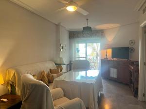 Televízia a/alebo spoločenská miestnosť v ubytovaní Lyrioshomes Precioso Apartamento Puerto de Estepona