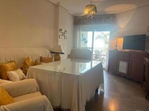 Televízia a/alebo spoločenská miestnosť v ubytovaní Lyrioshomes Precioso Apartamento Puerto de Estepona