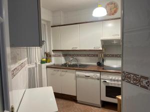 Kuchyňa alebo kuchynka v ubytovaní Lyrioshomes Precioso Apartamento Puerto de Estepona