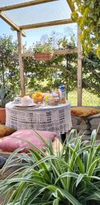 uma mesa com comida em cima ao lado de uma pérgola em La Casa di Marla em Sirmione