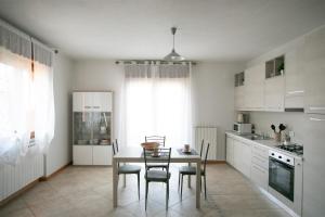 cocina con mesa y sillas en una habitación en IseoLakeRental - Appartamento Iris en Solto Collina