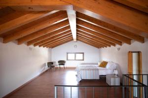 sala de estar con techos de madera y sofá en IseoLakeRental - Appartamento Iris en Solto Collina