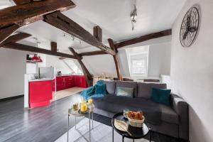 - un salon avec un canapé et une table dans l'établissement La Nuit du Drouais - T2 en plein cœur de Ville !, à Dreux