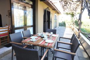 een tafel en stoelen op de veranda van een huis bij CASA IRENE in Kakopetria