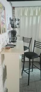 eine Küche mit einem Tisch und 2 Stühlen sowie einem Tisch und Stühlen in der Unterkunft Piran Loft in Buenos Aires