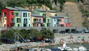 un grupo de casas y personas en una playa en Hotel Residence Le Terrazze, en Portovenere