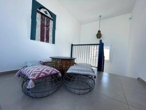 - une chambre avec 2 lits et une table à l'étage dans l'établissement Peaceful 1BR with shared terrace at the Nook, à Gibraltar