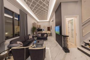 索瓦馬的住宿－Adam's Luxury Villa DeadSea，带沙发和电视的客厅