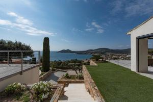 Zdjęcie z galerii obiektu Villa MASCARET Swimming Pool Seaview w miejscowości Saint-Raphaël
