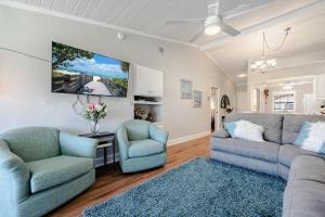 sala de estar con sofá y 2 sillas en Association, Tennis Courts and Pool, Sleeps 4 - Cinnamon Cove Cozy Condo, en Fort Myers