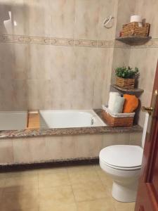 uma casa de banho com banheira e WC em Casa Gloria 2 em Les Cases d'Alcanar