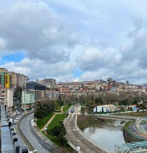 een stad met een brug over een rivier en gebouwen bij Ava Boutique in Istanbul