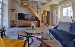 uma sala de estar com um sofá e uma mesa em Stunning Home In Saint-brice-de-landell With Wifi And 3 Bedrooms em Saint-Brice-de-Landelles