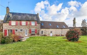 una antigua casa de piedra con persianas rojas y un patio en Awesome Home In Saint-brice-de-landell With House A Panoramic View, en Saint-Brice-de-Landelles