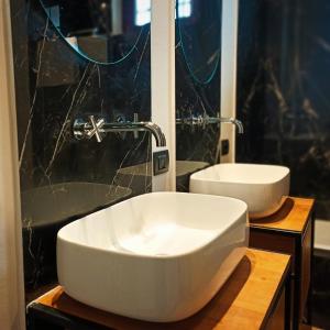 y baño con lavabo blanco y espejo. en ArtGallery Apartment - Villa immersa nel verde - Deluxe, en Viterbo