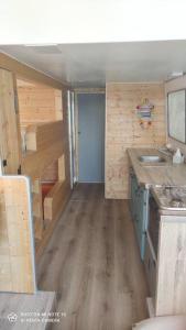einen Blick auf eine Küche in einem winzigen Haus in der Unterkunft Libéllule péniche nuit insolite in Briennon