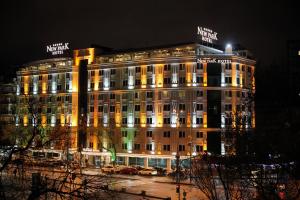 Un gran edificio con luces por la noche. en New Park Hotel, en Ankara