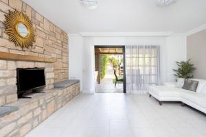 a living room with a couch and a fireplace at Villa esclusiva a 300m da Playa del Duque in Adeje