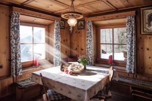 comedor con mesa y 2 ventanas en Oberhof Bauernhaus, en Vallarga