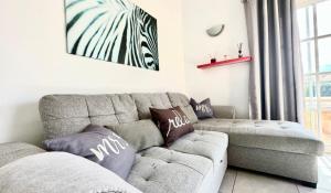 un salon avec un canapé et une photo zébrée dans l'établissement Light and cosy apartment in 100 meters from the beach Costa Adeje, à Adeje
