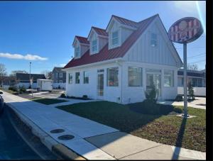 开普梅法院Serene single story, Grill, Fire Pit, fenced yard and Pet friendly stay的前面有停车标志的房子
