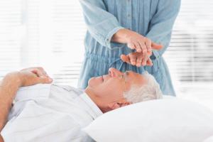 a nurse standing next to a man laying in a bed at Thermotel in Dax