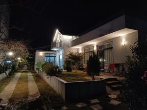 a house at night with the lights on at Kiwi Georgia in K'obulet'i