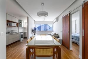 uma cozinha e sala de estar com mesa e cadeiras em Flat em Copacabana no Rio de Janeiro