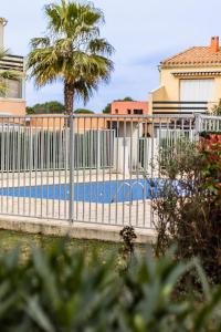 Bazén v ubytovaní Cap d'Agde Suit'Appart T1 Pinède 26 m2 balcon 10 m2 alebo v jeho blízkosti