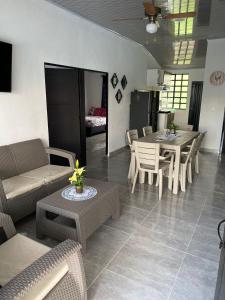 uma sala de estar com sofás e mesas e um quarto em Cabañas Villa Albita em Villavicencio