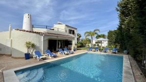 The swimming pool at or close to Golfinho by Check-in Portugal