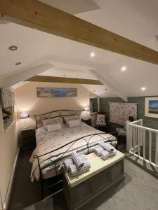 Un dormitorio con una cama y una mesa. en Garden Room @ Bosanath Mill, en Falmouth