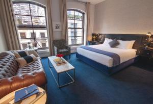 Postel nebo postele na pokoji v ubytování The Frederick Hotel Tribeca