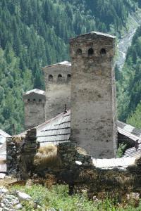 dwie wieże na szczycie budynku na górze w obiekcie Lento Kaldani Guesthouse w mieście Adishi
