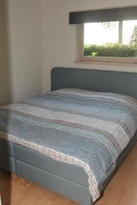 Säng eller sängar i ett rum på Kiefhoekhuisje