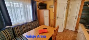 a small room with a table and a kitchen at Vakantiehuisje op park Ippotur in Castelnuovo Magra